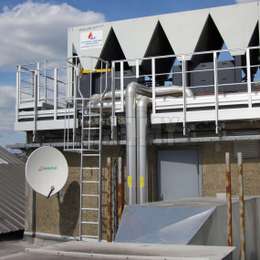 Escalera de acceso para mantenimiento e inspección de unidades de aire acondicionado Escalera con jaula utilizada para mantenimiento e inspección de unidades de aire acondicionado.